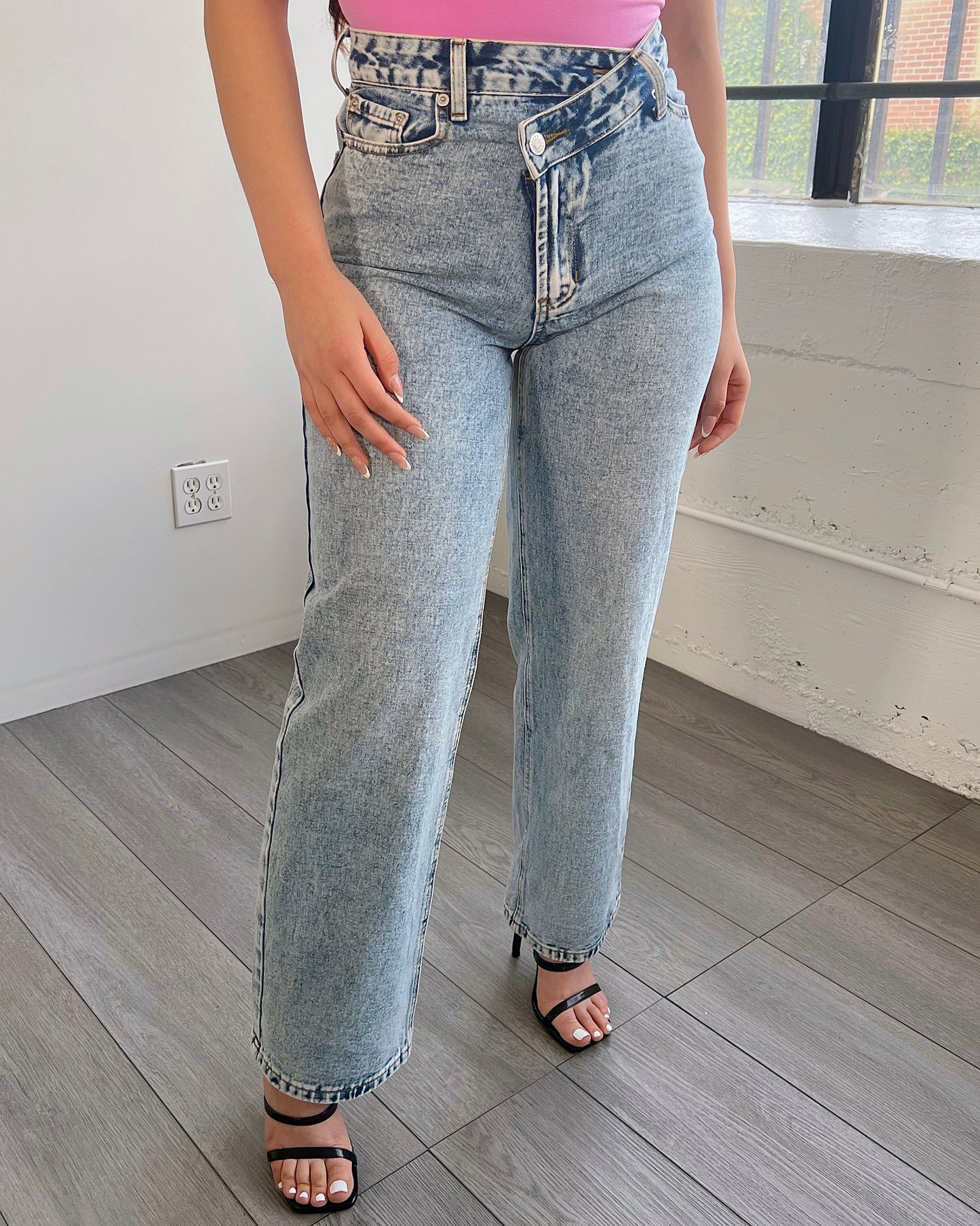 Mid Rise Crossover Straight Jeans (Acid Wash)